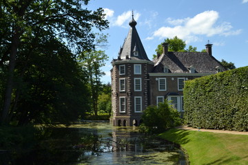 Fototapeta premium slotgracht met wandelpad en haag van kasteel het Nijenhuis