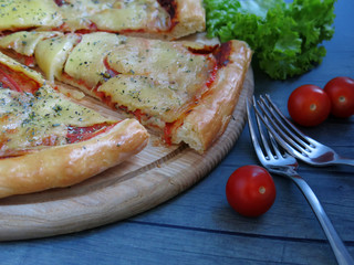 пицца с помидорами и сыром