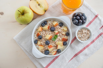 Joghurt mit Müsli und Beeren 