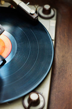 a 33 lp vinyl record on a vintage record player turntable