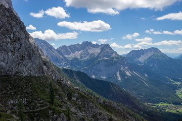 Fototapeta na wymiar Berg Alpen Zugspitze Ehrwald Österreich Wandern