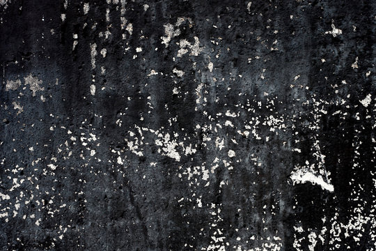 weiße Sprenkler auf schwarzer Wand © Jana Behr