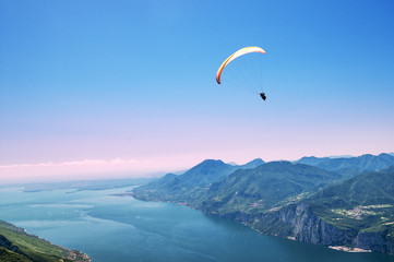 In volo sul lago