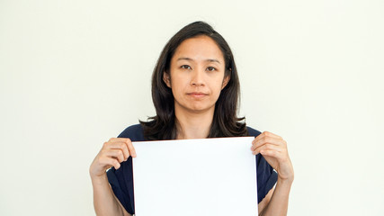 Fototapeta premium Casual Asian woman holding white sign with copy space