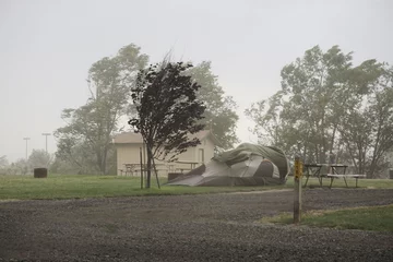 Papier Peint photo Lavable Orage tempête de poussière frappant un terrain de camping