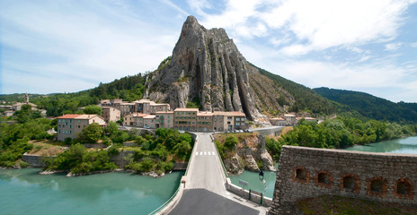 Città di montagna con ponte e fiume