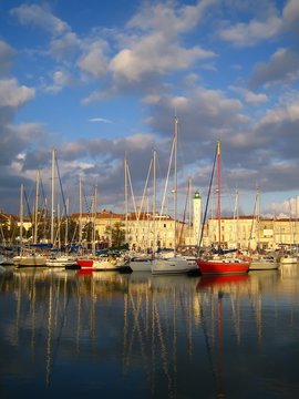 Vieux-Port de La Rochelle au soleil couchant (France)
