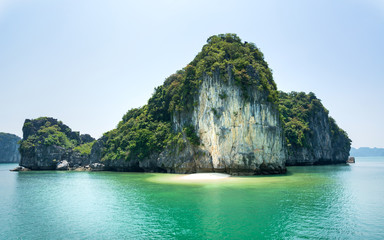 Obraz premium Hidden tropical beach in Halong bay, Vietnam