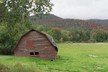 Fototapeta na wymiar Adirondack Barn in Augum 