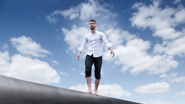 sch&ouml;ner Mann balanciert Barfu&szlig;