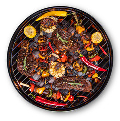 Barbecuegrill met rundvleeslapjes vlees, close-up.