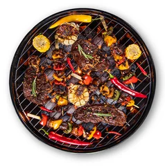 Fotobehang Grill / Barbecue Barbecuegrill met rundvleeslapjes vlees, close-up.