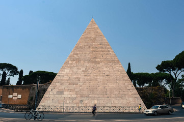 Fototapeta na wymiar Pyramid of Cestius - Rome, Italy