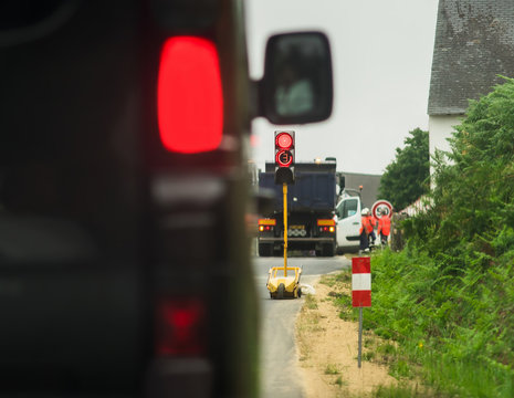 Stra&szlig;enverkehr Treibstoff sparen Baustelle mit Countdown Ampel - Road traffic save fuel Construction site with countdown traffic light