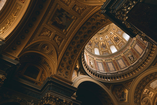 Innenraum der St.-Stephans-Basilika in Budapest, Ungarn