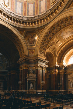 Innenraum der St.-Stephans-Basilika in Budapest, Ungarn