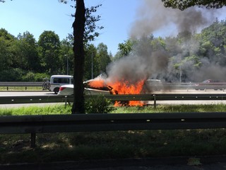 Brennendes Auto auf Autobahn