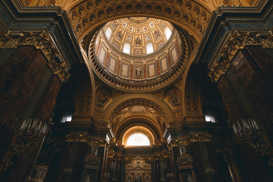 Innenraum der St.-Stephans-Basilika in Budapest, Ungarn