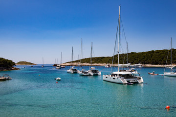 Segelboote in einer kroatischen Bucht