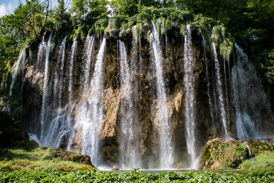 Wassfall im Nationalpark Plitvicer Seen in Kroatien