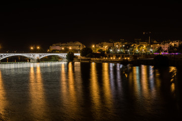 Fototapeta na wymiar Die Puente De Isabel bei Nacht - Sevilla