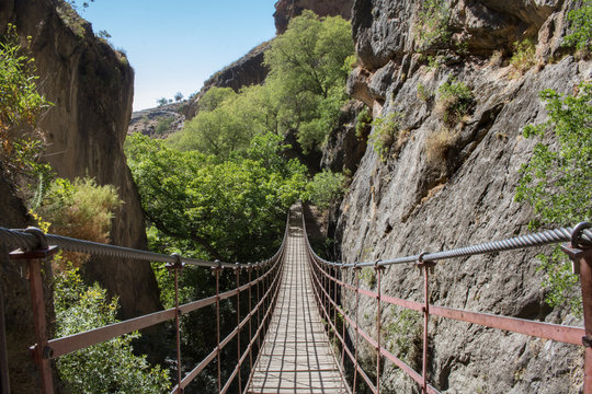 Die H&auml;ngebr&uuml;cke von Los Cahorros - in Monachil, Spanien 