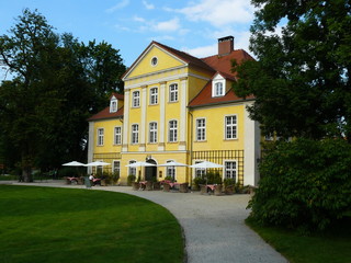 Fototapeta na wymiar Kleines Schloss Lomnitz Polen