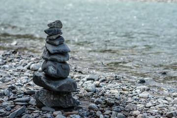 Steinmännchen aus Steinen am Fluß Trettach im Allgäu