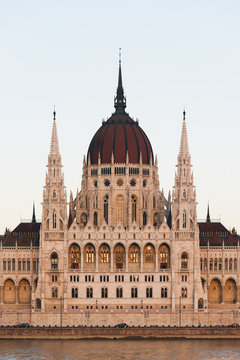 Parlament von Budapest bei Sonnenuntergang, Ungarn