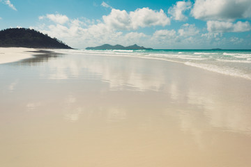 Whitehaven Beach, Whitsunday Island, Australien. Klares Wasser und gelber Sand.