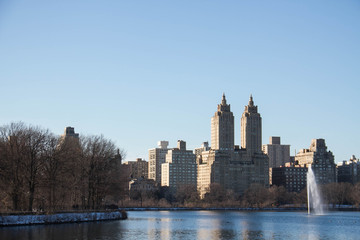 Fototapeta na wymiar Buildings in Manhattan and lake at Central Park