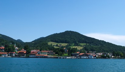 Fototapeta na wymiar Boating on the Tegernsee with a view over Traunstein