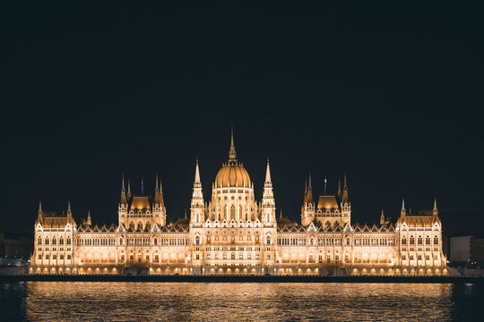 beleuchtetes Parlamentsgeb&auml;ude von Budapest bei Nacht, Ungarn
