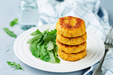 Potato pumpkin burgers with arugula