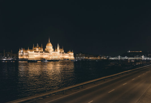 beleuchtetes Parlamentsgeb&auml;ude von Budapest bei Nacht, Ungarn