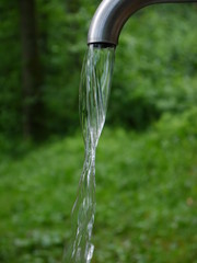 natürliches Quellwasser aus Wasserrohr fließend