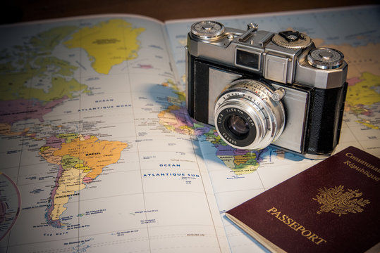 appareil photo retro sur carte et passeport