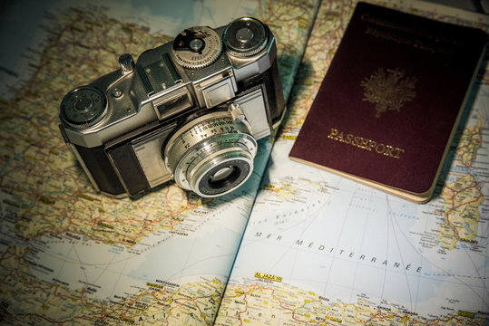 appareil photo vintage sur carte et passeport