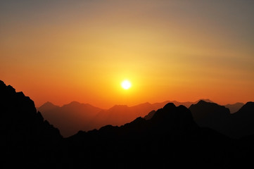Obraz premium Sunset contrasts with hot colors over the mountains (Pyrénées, France)