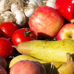 Nahaufnahme von frischen Äpfel, Tomaten, Birnen, Nektarinen und Knoblauch, Seitenansicht