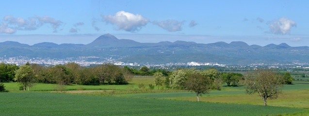 panoramique de la chaîne des puys