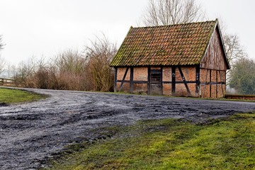 Weggabelung unbefestigte Staße auf Hütte zuführend