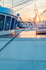 Widok na Łodzie motorówki kutry rybackie w port rybacki przy zachód słońca morze bałtyckie © Sebastian