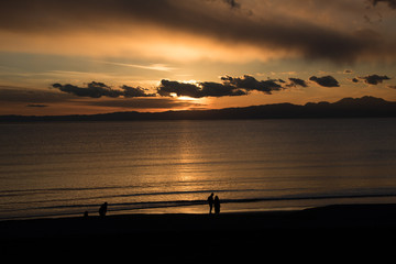 夕日に染まる海岸