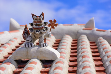 屋根の上のシーサー