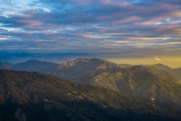 Obraz premium Dramatic landscape with colorful from sunlight at Tonglu trekkers hut