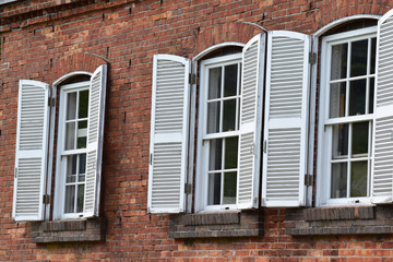 Fototapeta na wymiar レンガの古い建物と白い窓