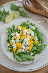 Sommerlicher Salat mit Mango und Feta