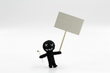 Voodoo Puppe mit Schild