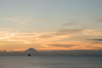 Naklejka na ściany i meble Seas at sunset and Mt. Fuji
